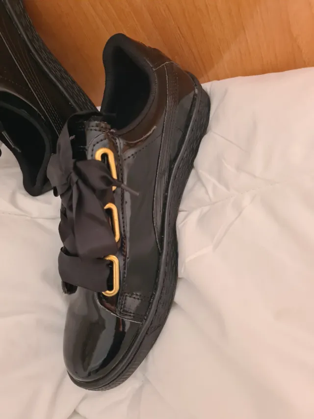 Zapatillas negras charol lazo dorado