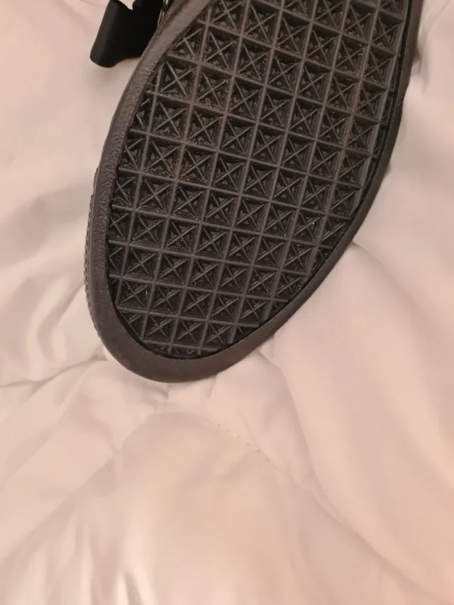 Zapatillas negras charol lazo dorado