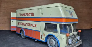 Furgoneta de hojalata