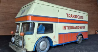 Furgoneta de hojalata