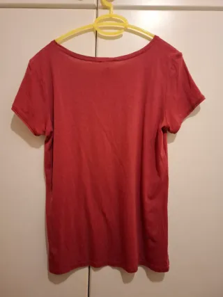 Camiseta roja con estampado de libélulas