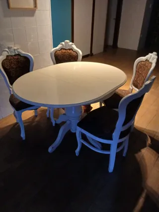 Mesa de comedor ovalada con 4 sillas