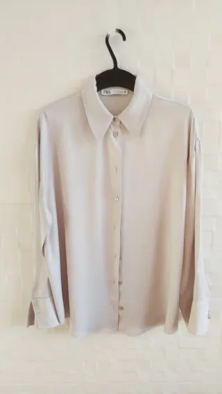 Blusa de ZARA de manga larga en color visón.