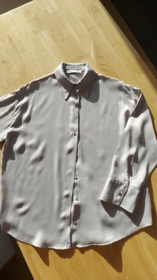 Blusa de ZARA de manga larga en color visón.