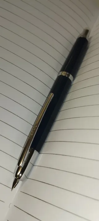 Pluma estilográfica azul y cromo