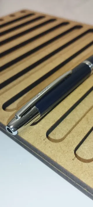 Pluma estilográfica azul y cromo