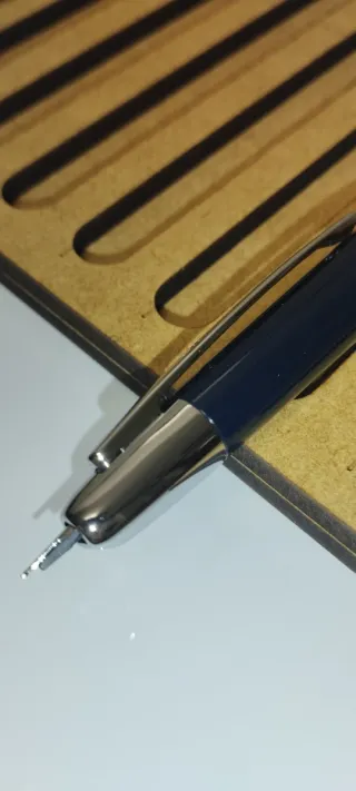 Pluma estilográfica azul y cromo