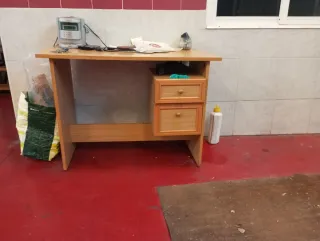 Escritorio de madera marrón