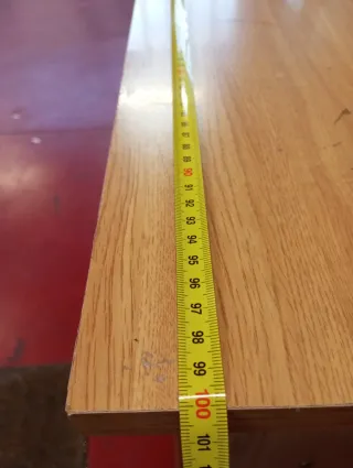 Escritorio de madera marrón