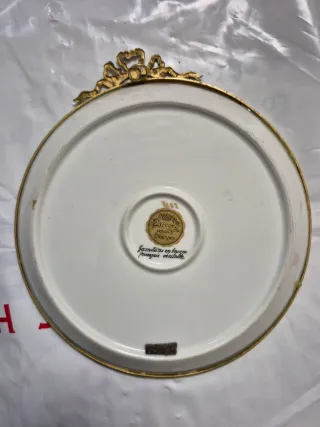 Piatto da parete in porcellana con bordo in bronzo