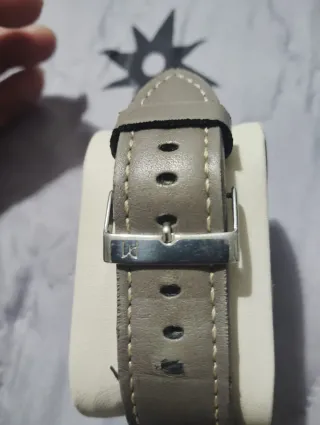 Reloj JCKY gris y plateado