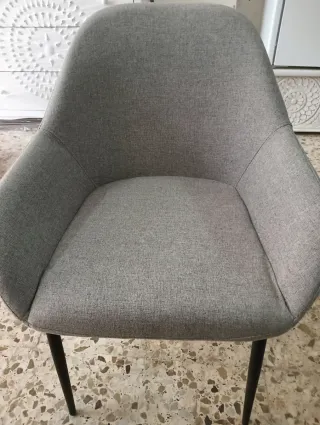 Sillón de lectura gris con patas metálicas