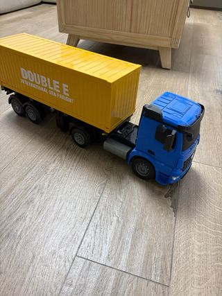 Camión teledirigido con remolque