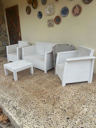 Mesa y sillas de jardín blancas