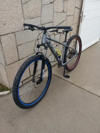 Bicicleta Cube Grigia