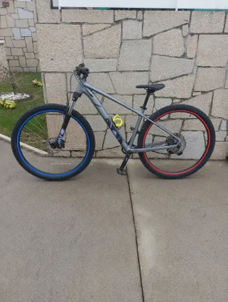 Bicicleta Cube Grigia