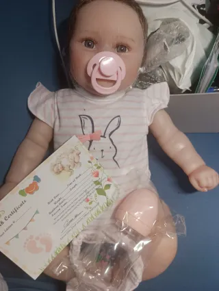 Muñeca con certificado y biberón