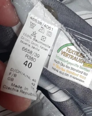 Camisa de rayas grises y blancas