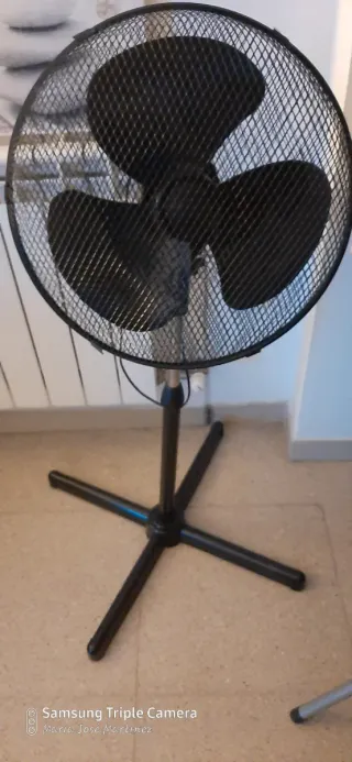 Ventilador de pie negro