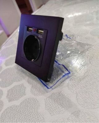 ENCHUFE PARED CON DOBLE USB Y LED INTELIGENTE