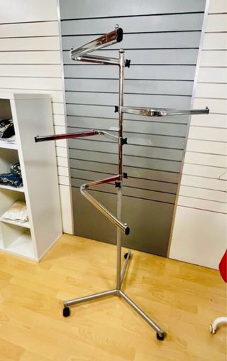 Perchero Metálico con Ruedas