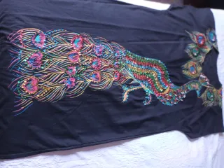 Túnica egipcia para mujer. Negra con Pavo Real.