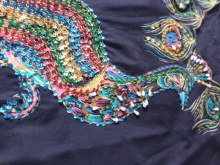 Túnica egipcia para mujer. Negra con Pavo Real.