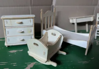 Set di mobili per casa delle bambole