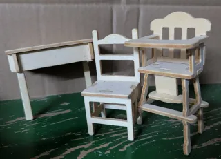 Set di mobili per casa delle bambole