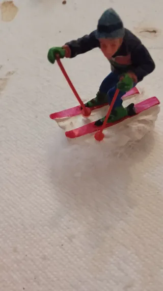 Figura de esquiador de plástico