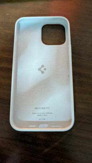 Funda blanca Spigen Silicone Fit iPhone 13 Pro Max