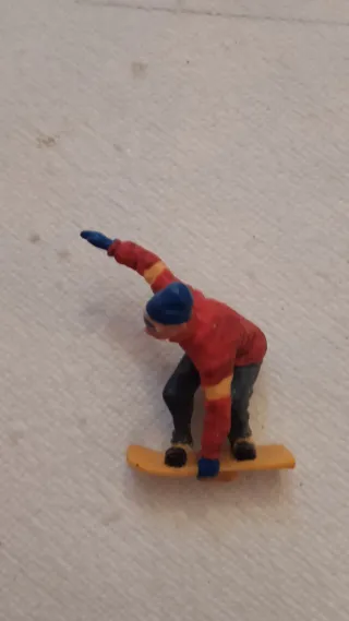 Figura esquiador plástico