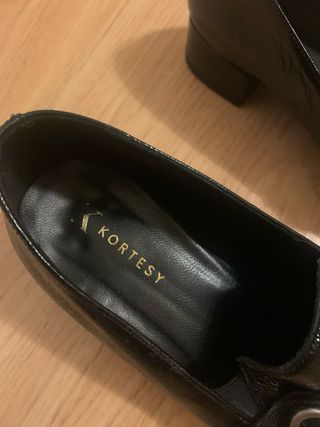 Zapatos negros Kortesy con hebilla