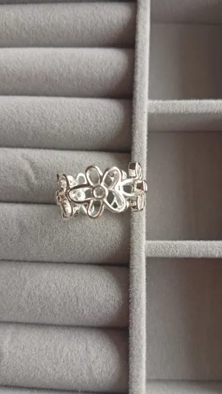 Anillo plateado con diseño de flores