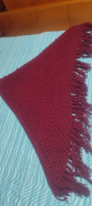 Sciarpone a triangolo rosso/bordeaux con frange