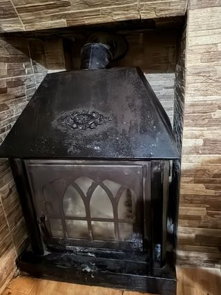 Chimenea de metal y piedra