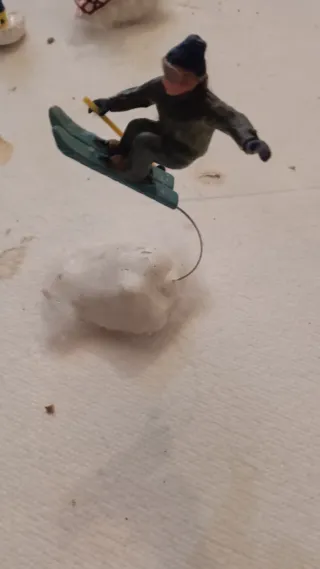 Figura de esquiador de plástico