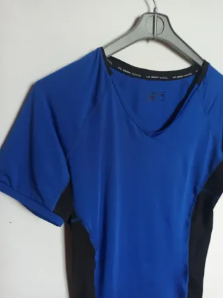 Maglietta sportiva blu e nera