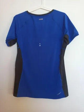 Maglietta sportiva blu e nera