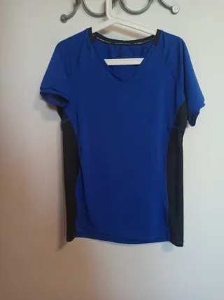 Maglietta sportiva blu e nera