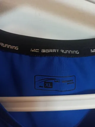 Maglietta sportiva blu e nera