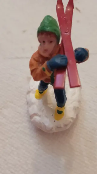 Figura de niño esquiador