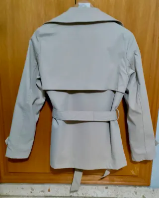 Gabardina beige corta