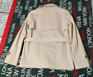 Gabardina beige corta