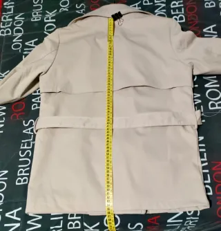 Gabardina beige corta