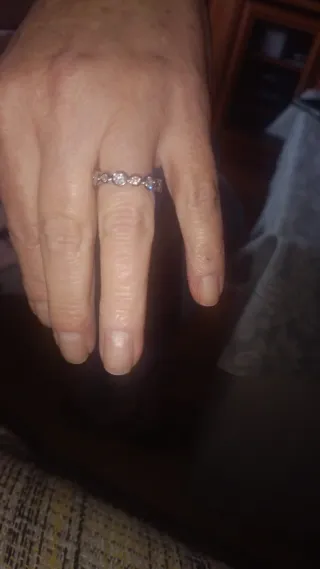 Anillo plateado con piedras entrelazadas