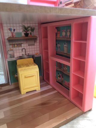 Casita de muñecas de madera