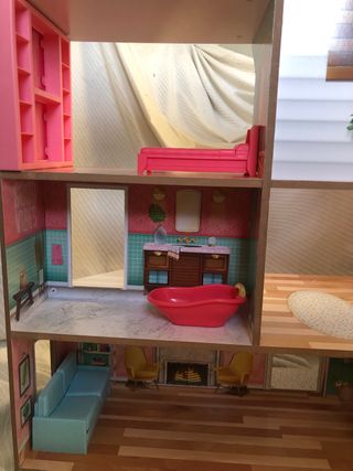 Casita de muñecas de madera