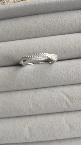 Anillo plateado entrelazado