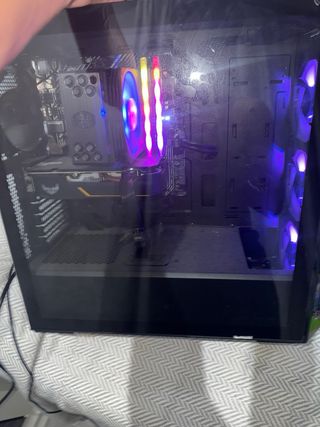 Torre cooler máster con teclado RGB